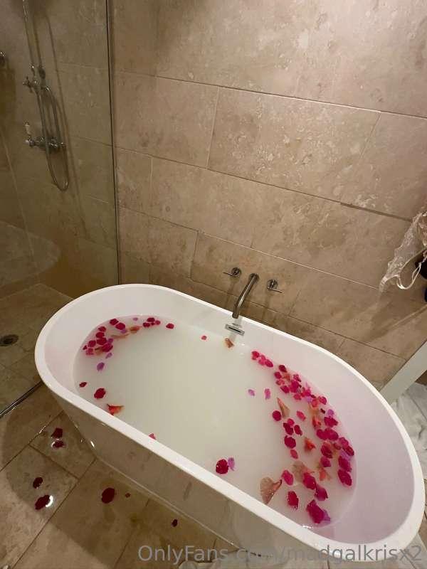 Came in that tub... wish u coulda joined 💦💦💦