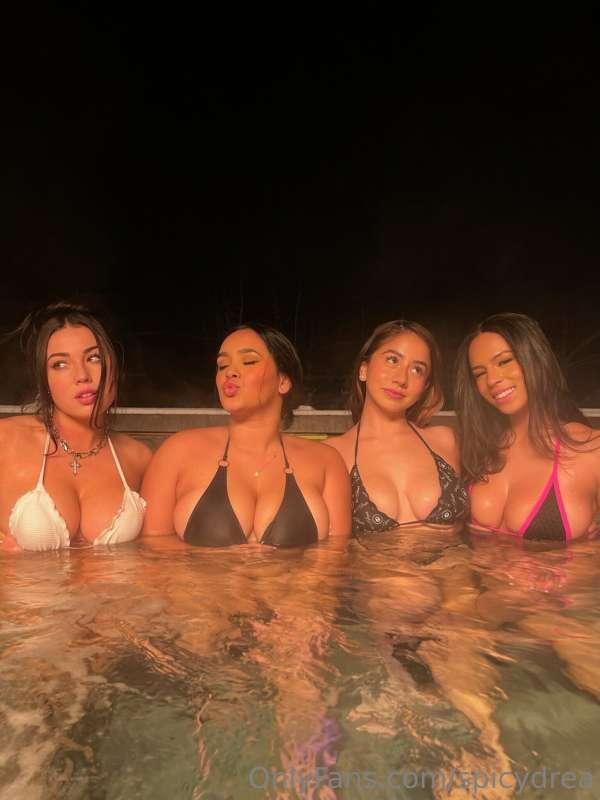 check your dms to see what we did in this jacuzzi 😈 @playgir..