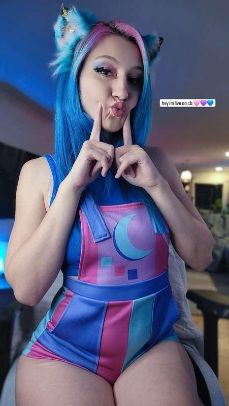 hey im live on cb 💙💜