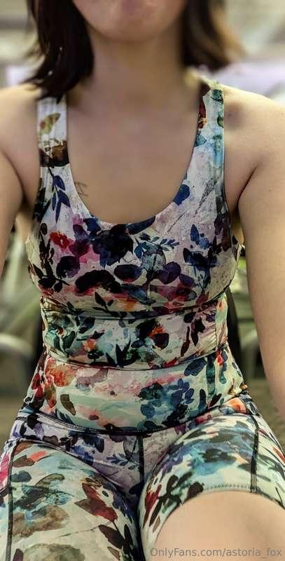 Sweating it out on the stationary bike at the gym! 😘😘