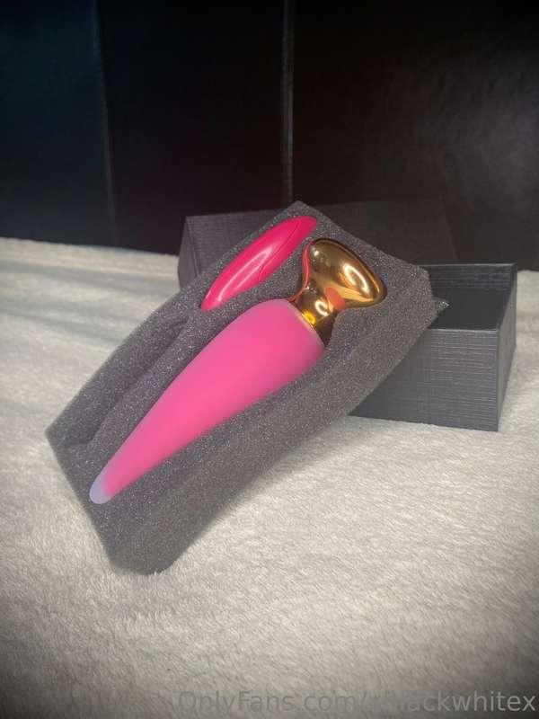 Who wants to see me insert that for the first time (anal vir..