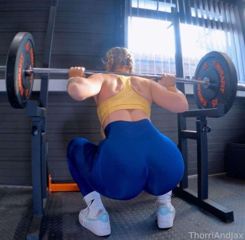 Squatting and deadlift with my ass plugged was a new experience 🏋🏼‍♀️ I thought I’d film the workout in case you wanted some technique pointers. I even made sure we got the camera real close up so you can really see my form 🏋🏼‍♀️ 🤪 And of course Jax fucked and creampied my ass after my workout for being a good girl and going deep on my squats 😇
 
Full video will be up Monday. I just had to share these shots while I was looking through the footage 🔥
