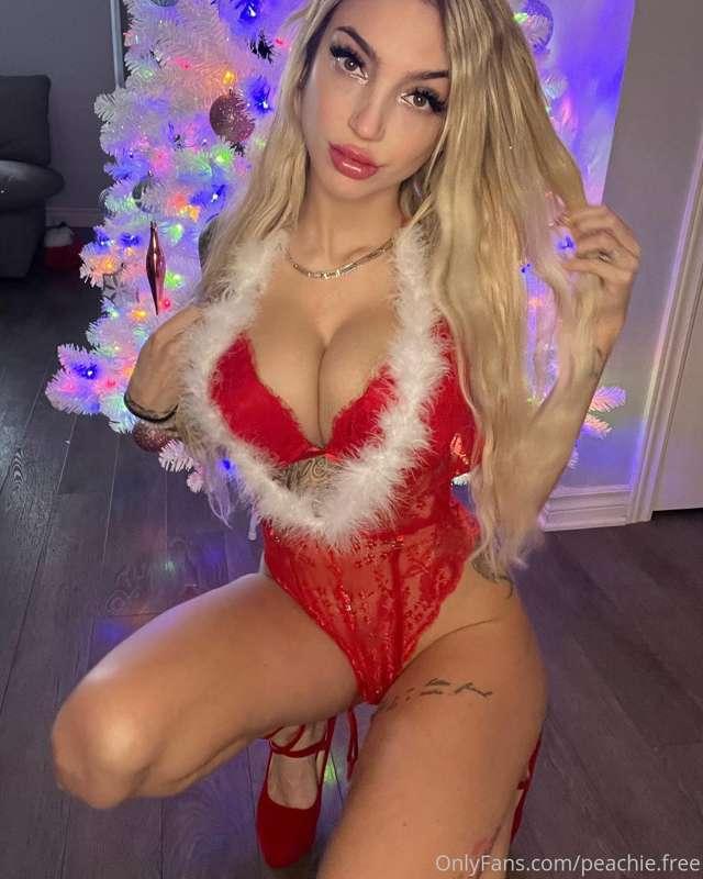 J O Y E U X  N O Ë L 😍☃️🎄
👉 @ELYPEACHIE 👈 
🥵🥵