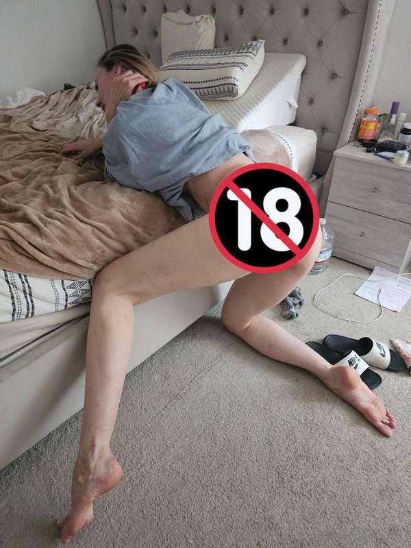 I let my servant lick my pussy and use my vibrator to play w..