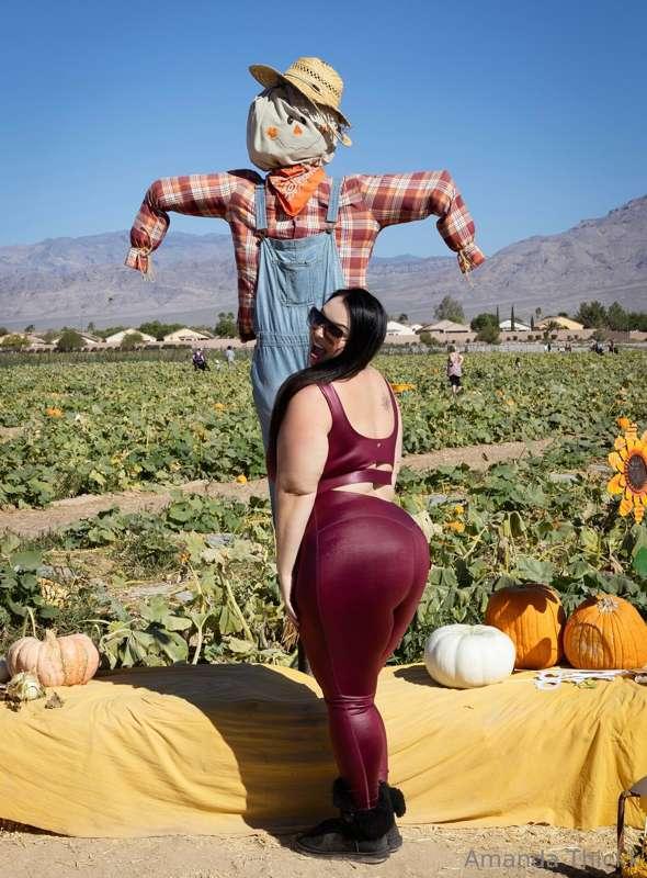 Happy Saturday lovers. Wish you’d grab my ass already!