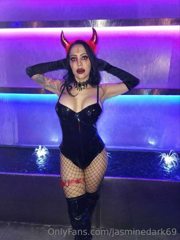 Some candid photos from the Halloween weekend. Seems to be t..