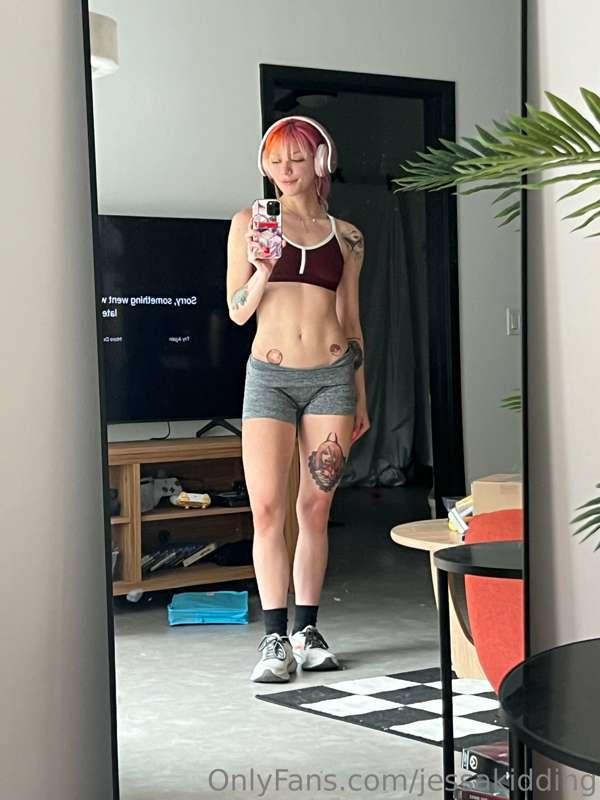 Answering messages after the gym.
Wanna watch me workout? 🥰