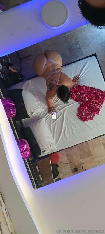 celebrating our Valentine's Day 🌹🌹💜💜😍🥰😍🥰

celebrando nuestro..