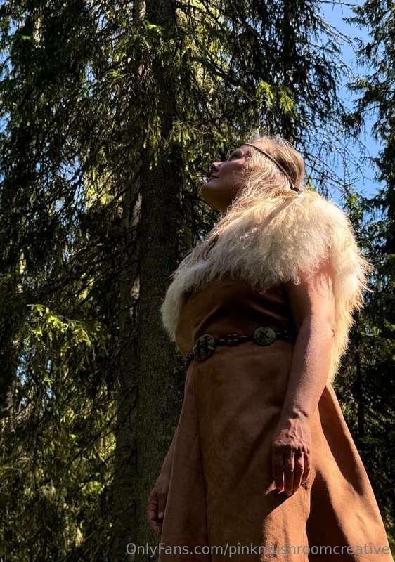 "Måsa på dåsa" 🌲🧚‍♀️🫣😂 Jeg løfter på skjørtet for å rense sk..