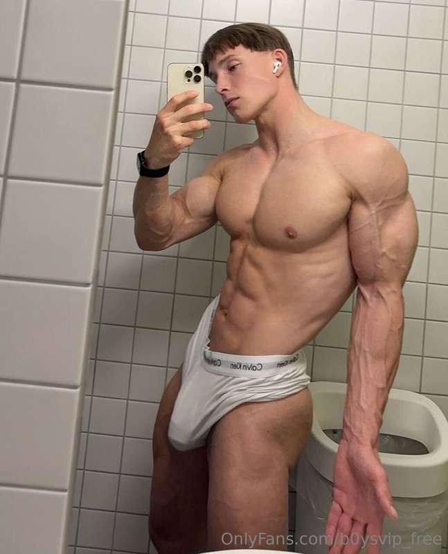 Would you like to be in a bath with him? 😍🔥🙏🏼His hottest con..