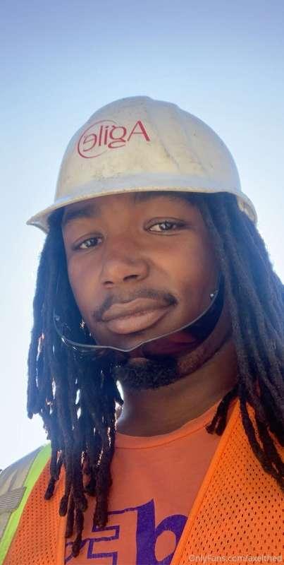 I know some of y’all like a guy in a hard hat 🥴🥴