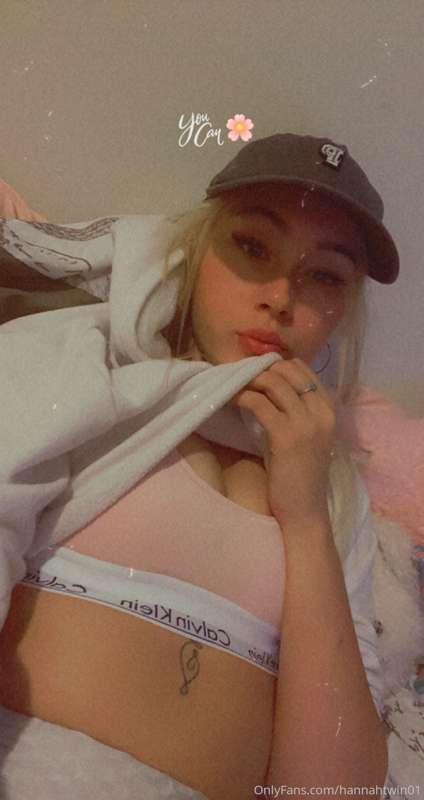 Want me to stay up? 👅🌸
