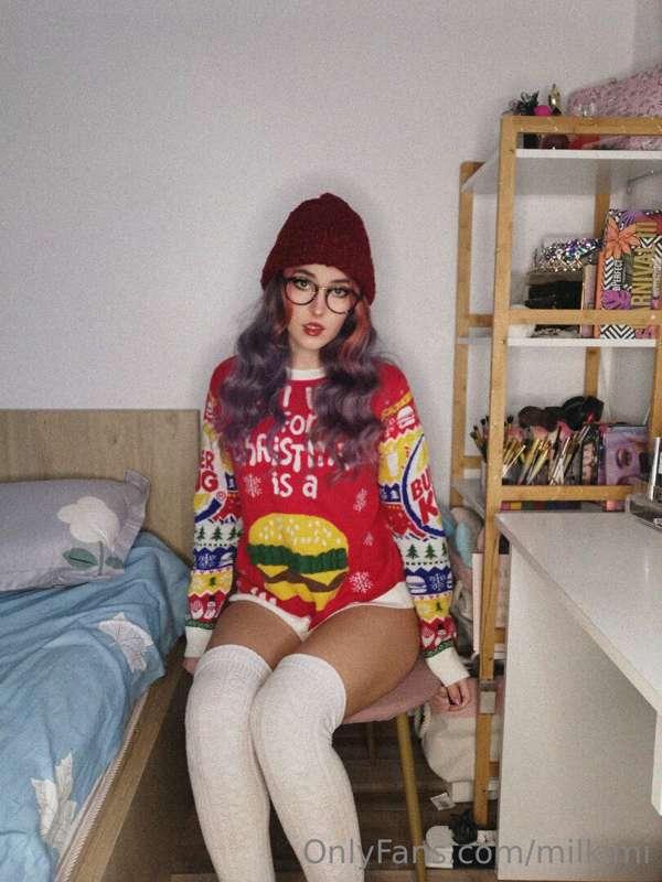 Don’t Forget about this nerdy 🤓 look set, is really HOT 🥵

I..