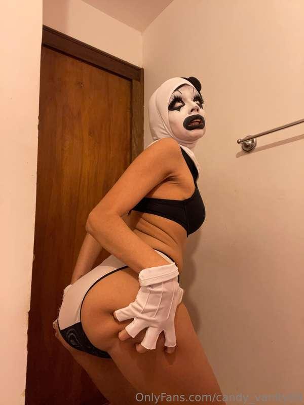 >_<