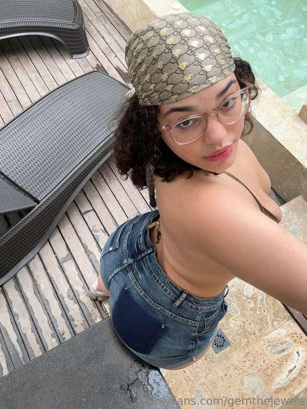 Do I look like I’m up to trouble or just chilling? 😘