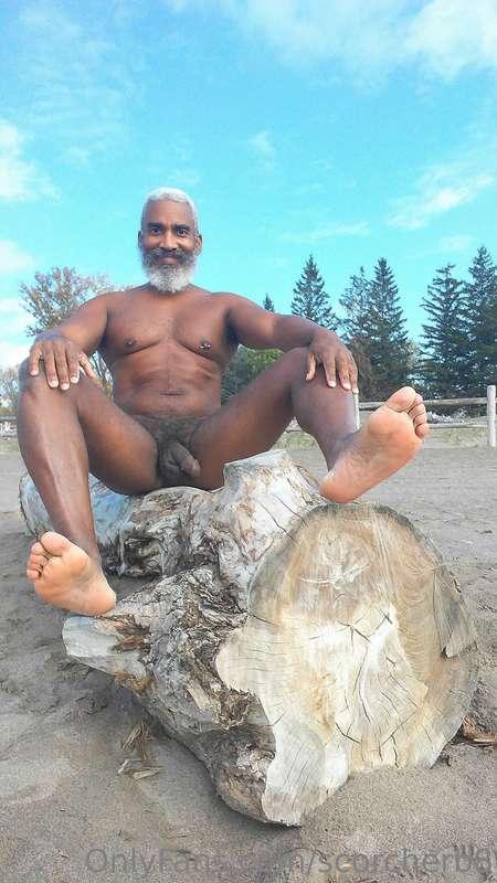 Soleful Sunday!  #beard #musculardaddy #gay #feet #gaycruisi..