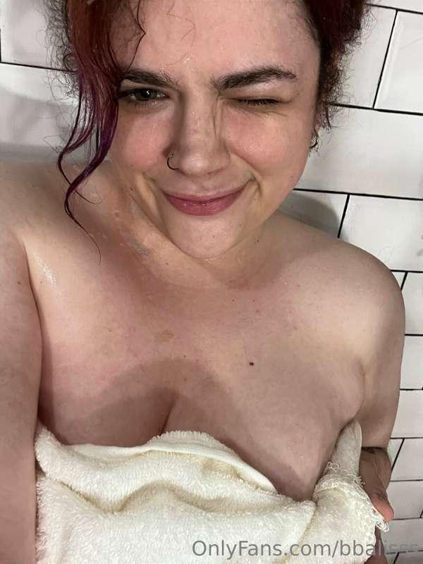 Sono ancora tutta bagnata 💦
Volete venire a fare la doccia c..