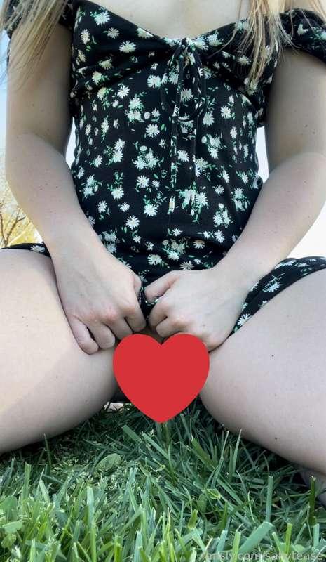 Pulled my panties to the side at the park and let myself piss in nature!! Felt so good! 💦💦🍀

#peekink #kink #piss #urine #yellowpee #pee #peekink #pissing #toilet #peeinginpublic #publicpee #public #naturepee #nature 