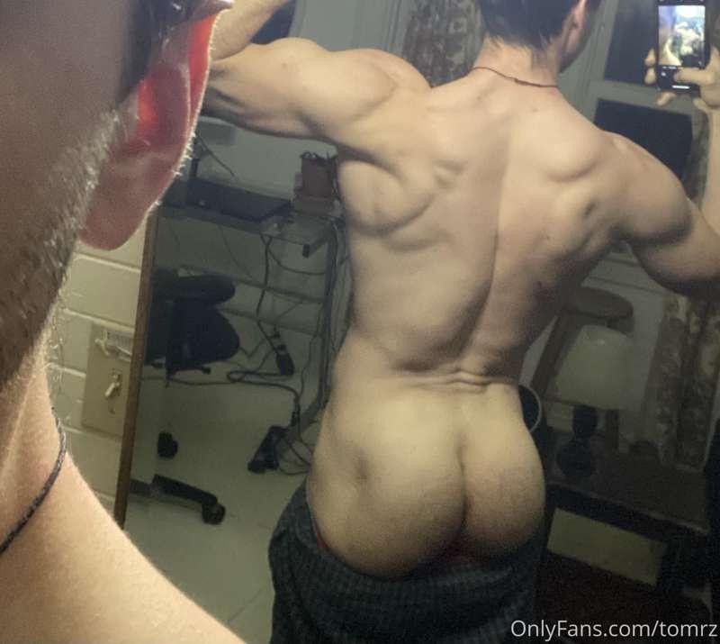 This jock does his squats:)