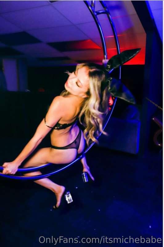 wanna see this bunny play around on the floor? 🤪 with my fee..