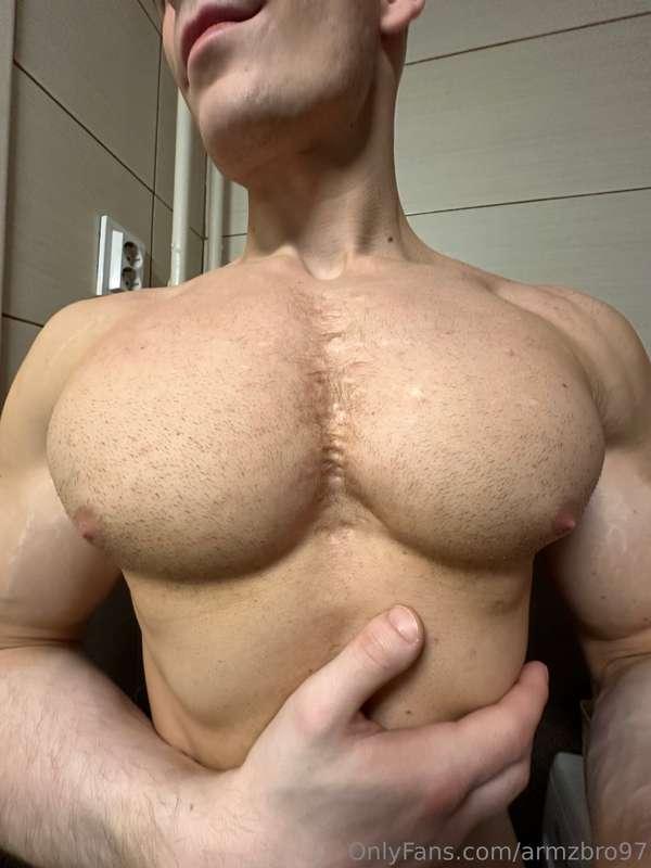 Bunch of pumped pecs and suckable nipples😉💪