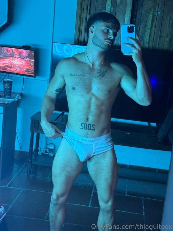 Anyone active? I want to make you my bitch... chat me up!😈💪