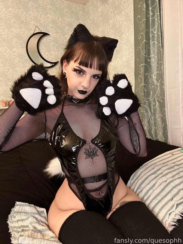 i still have a lot of photos from this set to post and a whole other set with tons of photos ready to upload as well 😅 i don’t get the chance to make content as often as i used to, but i’ve definitely been taking larger and larger sets with more photos i end up liking and keeping, so that makes me happy :3 i hope y’all don’t mind all these slightly similar photos lol 

the more the merrier, right? 🥲🥹🫶🏻