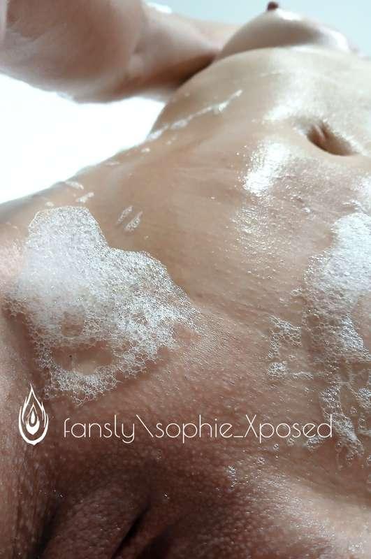 Getting ready to have some fun 🛀🏼💋

#naked #pussy #nudes #pussylips #labia