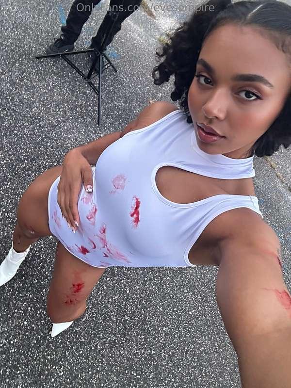 BTS of my new halloween shoot 😘 🩸 