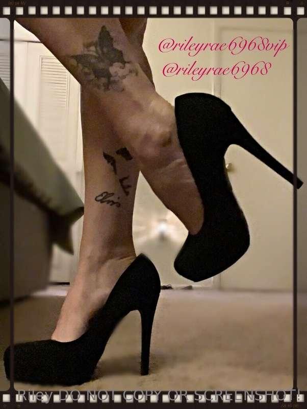 😍 my favorite heels 👠 
https://onlyfans.com/rileyrae6968vip