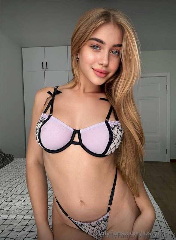 This sexy @nasta_si loves fucking her little pussy with a hu..