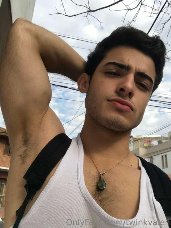 Do you like my Armpits? 💪🏼
Te gustan Mis Axilas ? 💪🏼
💬