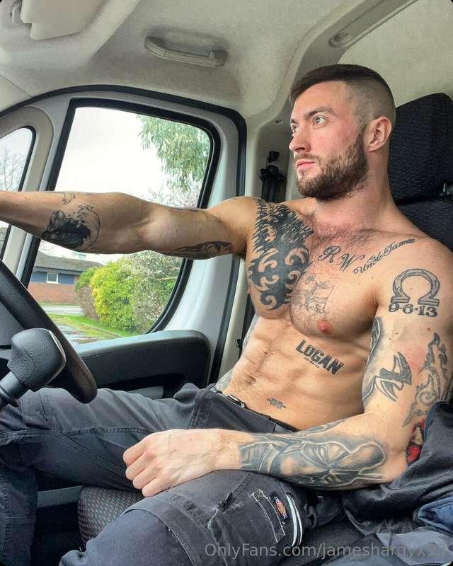 Your favourite topless tradie 😎😈