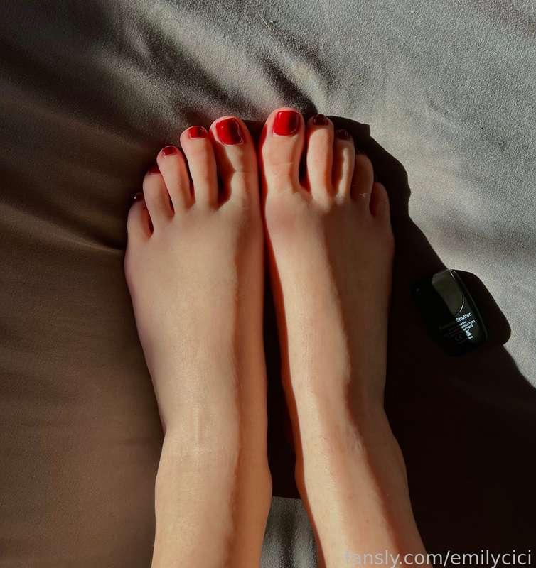 Do you have a foot fetish??


#feet #footfetish #fetish #kink #soles #toes #redtoes #paintedtoes #feetpics #toenails