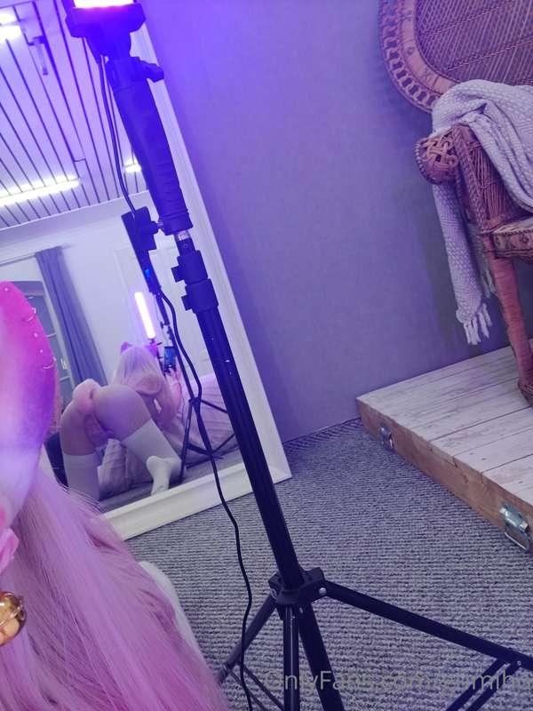 buttplug kitten content today😈💗 if you zoom in maybe you can..