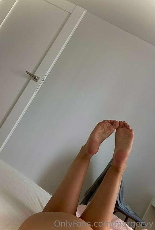 Hello babies, who is up for a chat?;)