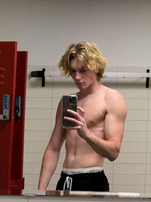 feeling great. we should hang out 😏