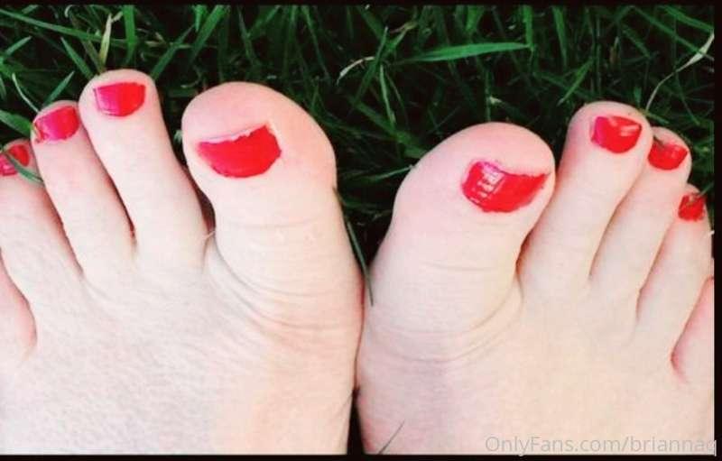 Its a barefoot kinda day😍