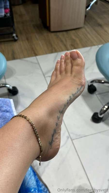 I need my toes sucked!!!!!!!!