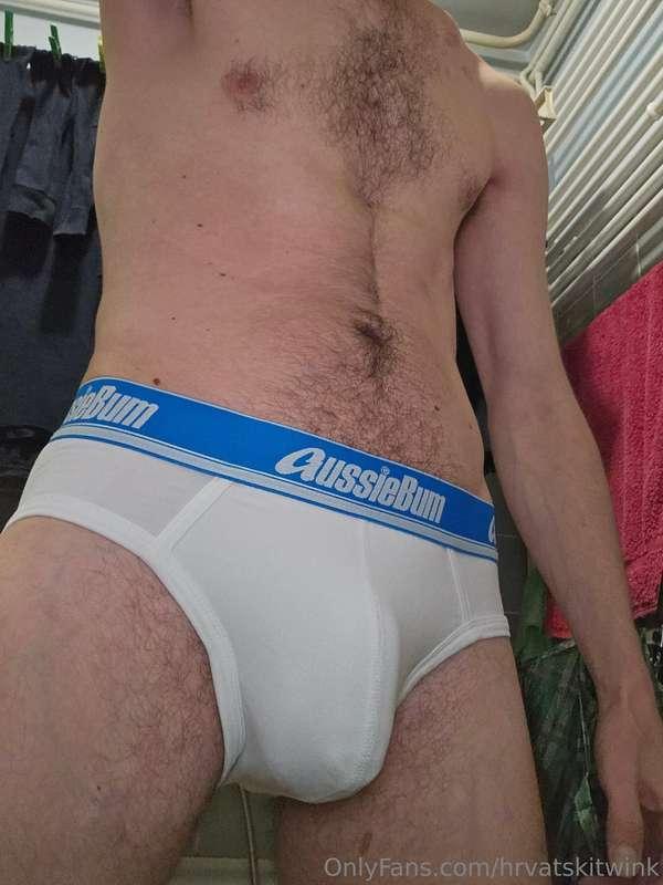 Pale me bijele gaće pa mi je teško držati kurac u njima