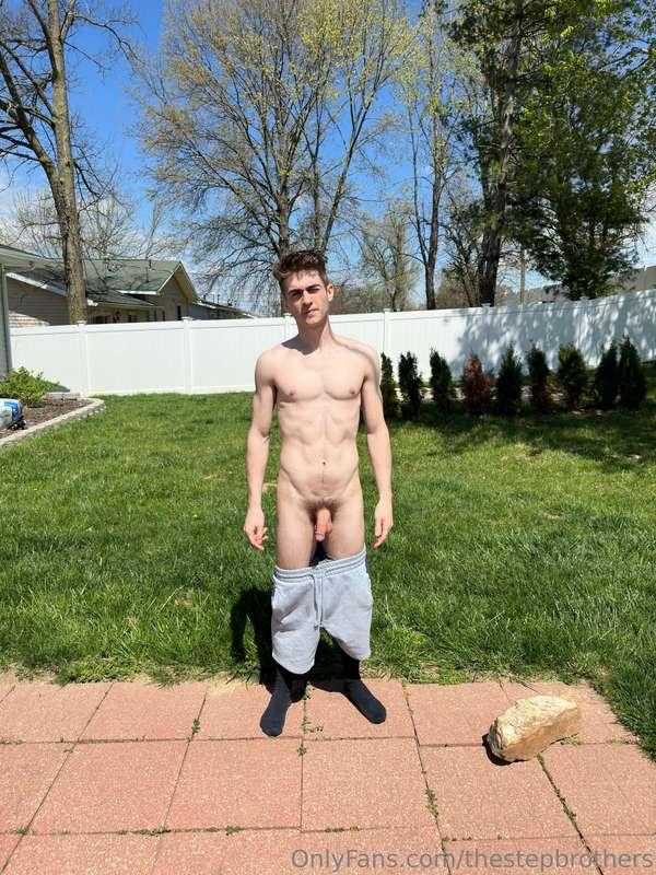 Being naked outside gets me so hard, I just can't help it 🤷🏻..