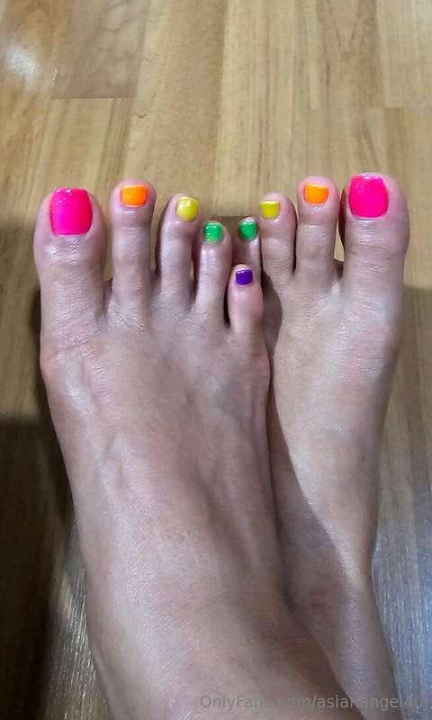 For all of you foot lovers! My candy toes! 🍭👅