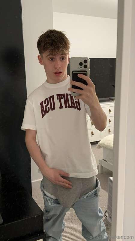 ***swipe*** to see my bulge 🥵
want my stiffy? 😅