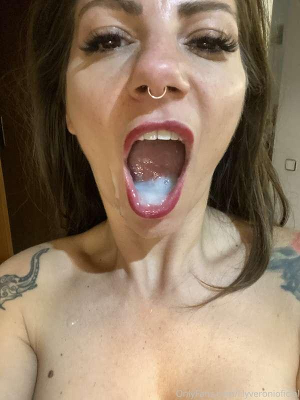 Cum in my mouth for breakfast 😈