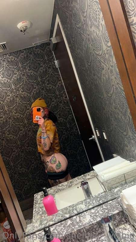 who wants to bend me over this sink in the restaurant bathro..