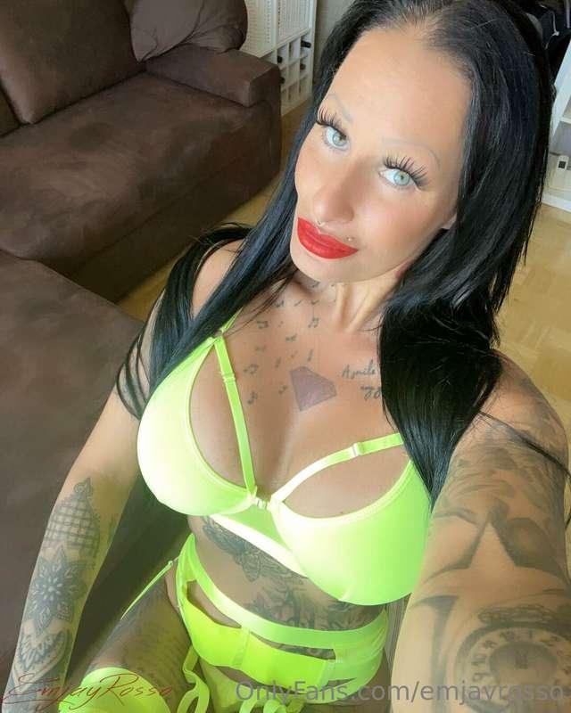 Wie findet ihr das Outfit, was ich heute drunter trage?  Wha..