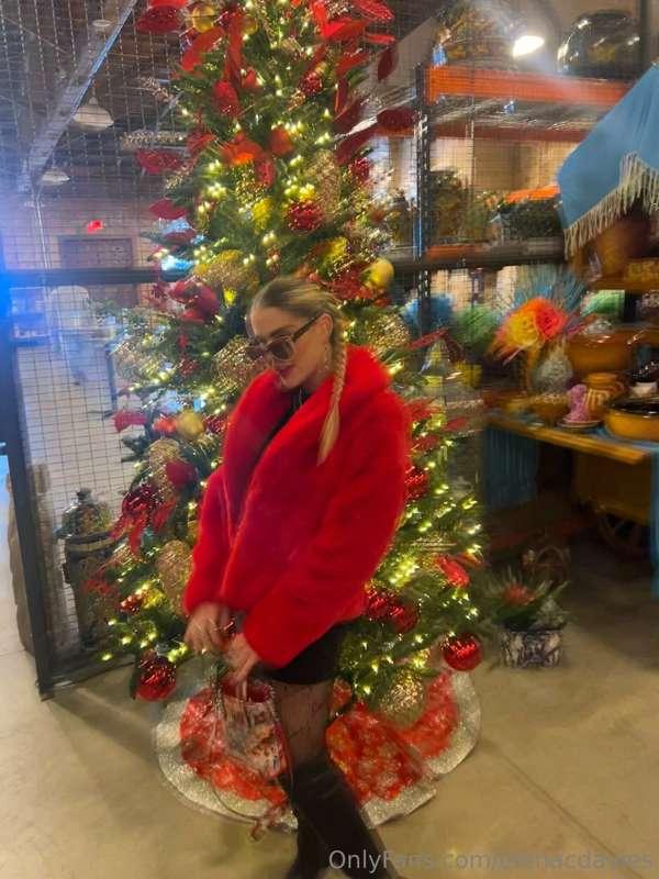 santa loves me on his lap 💋