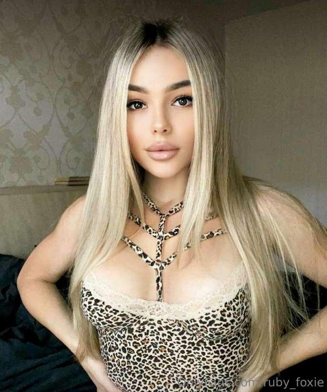 ## This crazy babe @sexyinnnna not shy to show her body 😈
Sh..