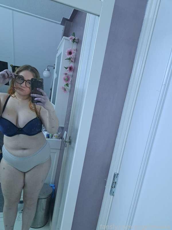 Glasses are kinda cute on me hihi 
Sorry for inactivity again as you can see i gained weight again wich fucks with my self esteem