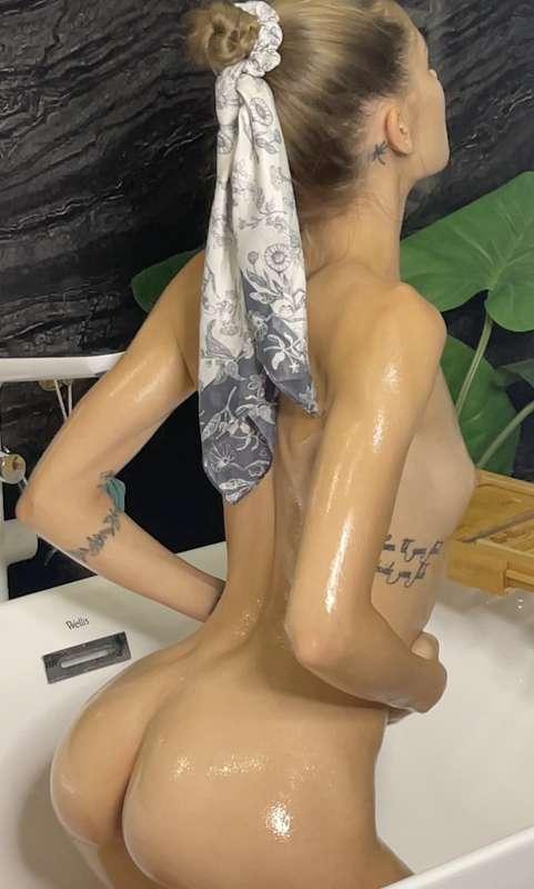 Do you want me to be in oil or something else? 💦🤤🤭